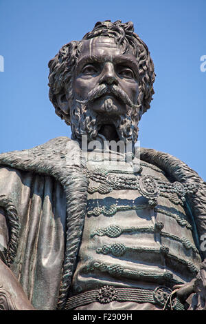 Statue des ehemaligen ungarischen Premierminister Graf Gyula Andrassy befindet sich außerhalb des ungarischen Parlamentsgebäudes in Budapest. Stockfoto