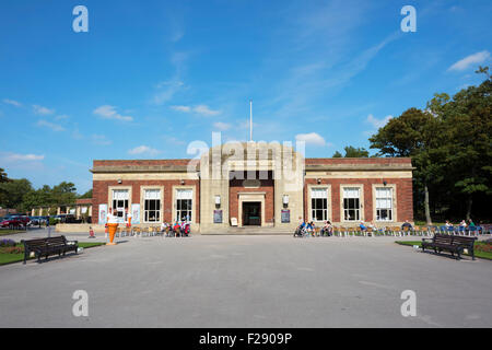 Die Art-Deco-Teestube und Café im Stanley Park, Blackpool, Lancashire Stockfoto