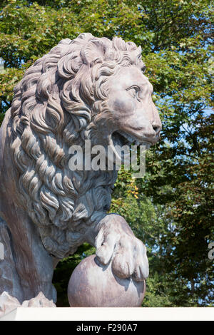 Statue eines tosenden männlichen Löwen auf einem Sockel im Stanley Park, Blackpool, Lancashire Stockfoto