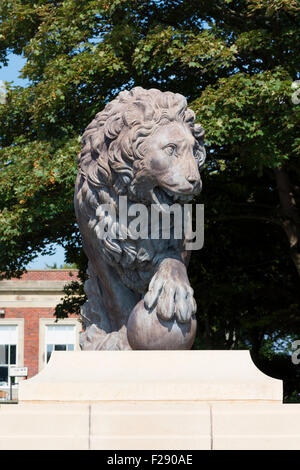 Statue eines tosenden männlichen Löwen auf einem Sockel vor dem Art-Deco-Teestube und Café im Stanley Park, Blackpool, Lancashire Stockfoto