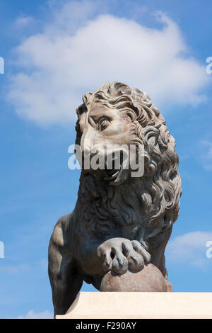 Statue eines tosenden männlichen Löwen auf einem Sockel im Stanley Park, Blackpool, Lancashire Stockfoto