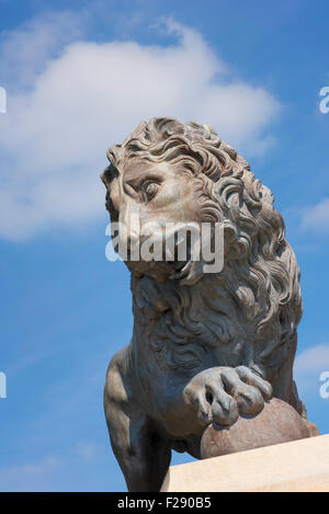 Statue eines tosenden männlichen Löwen auf einem Sockel im Stanley Park, Blackpool, Lancashire Stockfoto