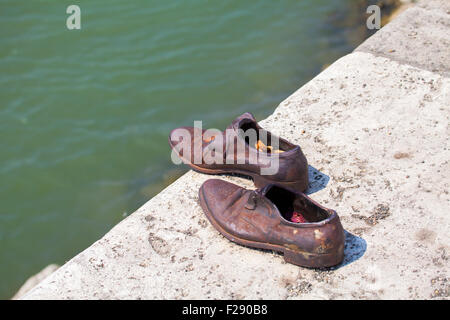 Die Schuhe auf dem Donauufer Denkmal in Budpaest.  Das Denkmal ehrt die Juden, die von faschistischen Pfeil Cross Miliz getötet wurden Stockfoto