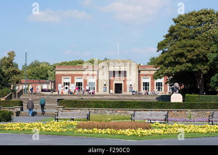 Beete vor dem Art-Deco-Tea Room und Café im Stanley Park, Blackpool, Lancashire Stockfoto