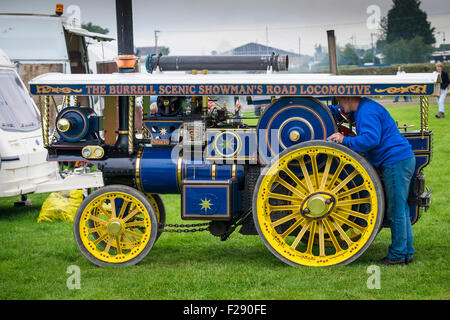 Ein Mann, der Durchführung von Wartungsarbeiten seine Miniatur Dampfmaschine im Essex Land zeigen, Barleylands, Essex. Stockfoto