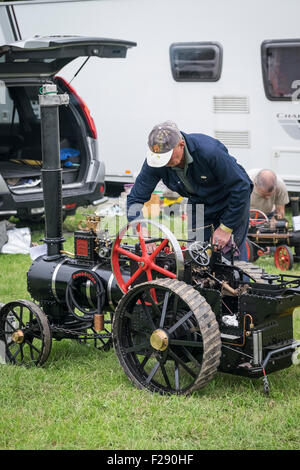 Ein Mann, der Durchführung von Wartungsarbeiten an seinem Modell Dampfmaschine an der Essex Country Show, Barleylands, Essex. Stockfoto