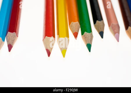 Viele bunte Bleistift auf weißem Hintergrund Stockfoto