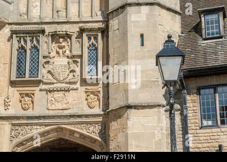 Das Wappen hautnah über die mittellos Veranda am Marktplatz-Platz in der Stadt von Wells, Somerset, England Stockfoto