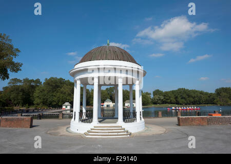 Musikpavillon direkt am See, in den Stanley Park, Blackpool, Lancashire Stockfoto