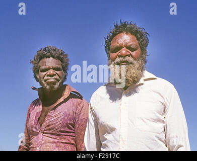 Zwei Aborigines Männer aus einem Nomadenstamm in der Nähe von Kakadu National Park im Northern Territories, Australien Stockfoto