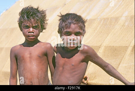 Zwei jungen Aborigine von einem nomadischen Stamm, der in das Outback von Australien, lebte in der Nähe von Kakadu-Nationalpark im Northern Territory. Stockfoto