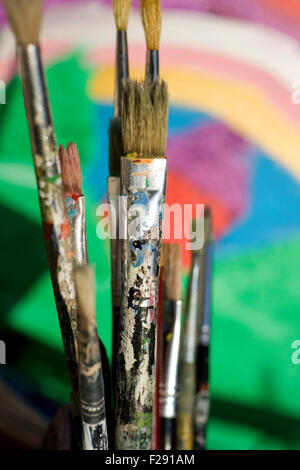 Pinsel und Leinwand im Hintergrund Stockfoto