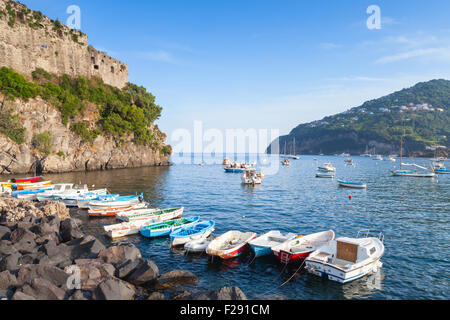 Küstenlandschaft von Ischia Porto mit Castello Aragonese und bunten Booten Stockfoto