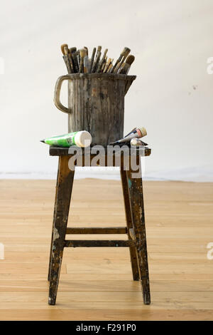 Pinsel und Farben Röhren auf einem Hocker Stockfoto
