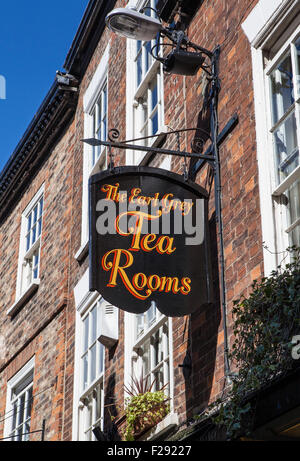 YORK, UK - 27. August 2015: Das Zeichen für The Earl Grey Tea Rooms down The Shambles in York am 27. August 2015. Stockfoto