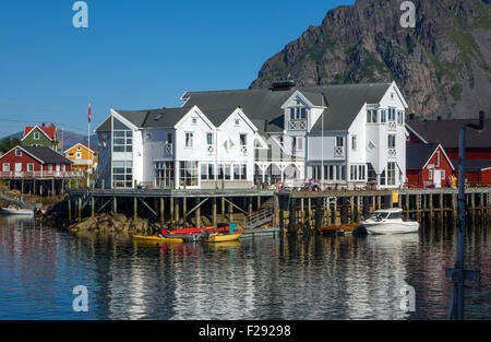 Weiße waterside Hotel auf hölzernen Stelzen, mit Kanus und Reflexionen Stockfoto