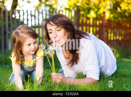 Glückliche Mutter und Tochter in der Natur Stockfoto