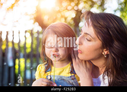 Glückliche Mutter und Tochter in der Natur Stockfoto