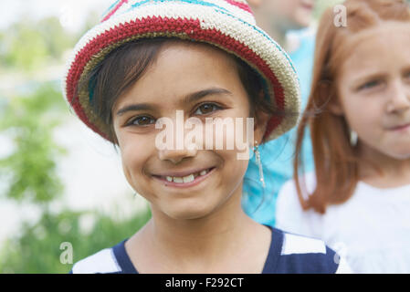 Porträt eines Mädchens lächelnd, Bayern, Deutschland Stockfoto