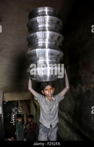 Dhaka, Bangladesch. 14. Sep, 2015. Aluminiumfabrik ist sehr verbreitet in Bangladesch, wo verschiedene Arten von Topf und Glas aus Aluminium gefertigt. Diese Industrie schafft eine solide Quelle der Beschäftigung. Unter diesen Arbeitern sind viele davon Kinder unter 15 Jahren. Es gibt keine Statistiken zur Verfügung, um die genauen Verhältnis von Erwachsenen und Kindern zu bestimmen; aber es scheint rund 30-50 % Arbeiter sind Kinder. © Mohammad Ponir Hossain/ZUMA Draht/Alamy Live-Nachrichten Stockfoto