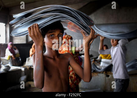 Dhaka, Bangladesch. 14. Sep, 2015. Aluminiumfabrik ist sehr verbreitet in Bangladesch, wo verschiedene Arten von Topf und Glas aus Aluminium gefertigt. Diese Industrie schafft eine solide Quelle der Beschäftigung. Unter diesen Arbeitern sind viele davon Kinder unter 15 Jahren. Es gibt keine Statistiken zur Verfügung, um die genauen Verhältnis von Erwachsenen und Kindern zu bestimmen; aber es scheint rund 30-50 % Arbeiter sind Kinder. © Mohammad Ponir Hossain/ZUMA Draht/Alamy Live-Nachrichten Stockfoto