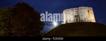 Eine nächtliche Aussicht auf den historischen Clifford Tower in York, England. Stockfoto