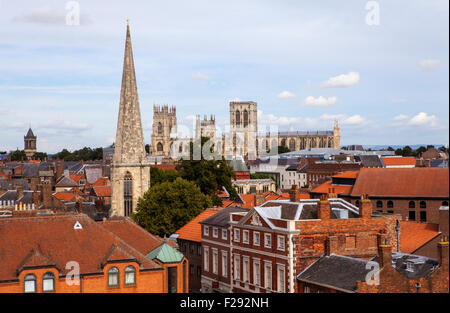 Blick auf die Aussicht von der Spitze von Clifford es Tower in York, England.  Zu den Sehenswürdigkeiten zählen York Minster, St Wilfrid Cathol Stockfoto