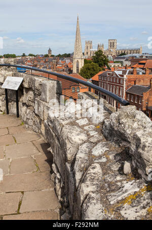 Blick auf die Aussicht von der Spitze von Clifford es Tower in York, England.  Zu den Sehenswürdigkeiten zählen York Minster, St Wilfrid Cathol Stockfoto