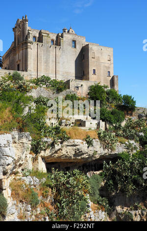 Höhlenwohnungen Wohnungen in einer Klippe Wand- und Seite Ansicht des Klosters Saint Agostino von Sasso Barisano, Matera. Stockfoto