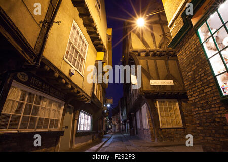 YORK, UK - 29. August 2015: Ein Blick auf das Chaos in York am 29. August 2015.  Es ist eine der ältesten Straßen in York mit Stockfoto