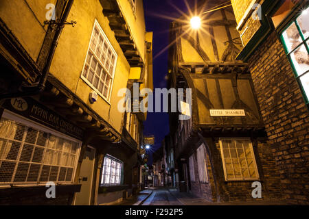 YORK, UK - 29. August 2015: Ein Blick auf das Chaos in York am 29. August 2015.  Es ist eine der ältesten Straßen in York mit Stockfoto