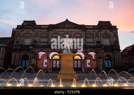 YORK, UK - 29. August 2015: Ein Abend Blick auf den historischen York Kunstgalerie und William Etty Statue in York, am 29. August 20 Stockfoto