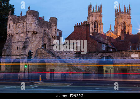 Ein Abend Blick auf Bootham Bar und die Türme des York Minster in York, England. Stockfoto