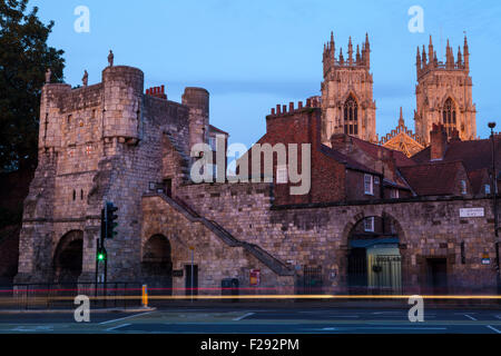 Ein Abend Blick auf Bootham Bar und die Türme des York Minster in York, England. Stockfoto