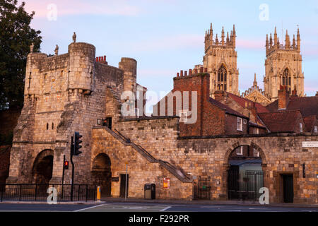 Ein Abend Blick auf Bootham Bar und die Türme des York Minster in York, England im Hintergrund. Stockfoto