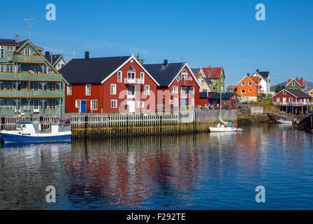 Rote Wasser Fischerhäusern, Rorbu, auf hölzernen Stelzen, mit Reflexionen Stockfoto