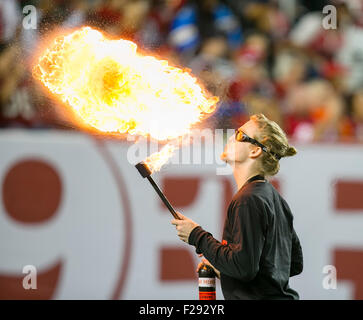 Santa Clara, CA. 3 Sep 2015. Ein Mitglied der Feuer-Atmung-Crew, Niner entzünden, führt während der NFL Football-Spiel zwischen den San Diego Chargers und die San Francisco 49ers im Levi's-Stadion in Santa Clara, Kalifornien. Die Niners besiegte die Ladegeräte 14-12. Damon Tarver/Cal Sport Media/Alamy Live-Nachrichten Stockfoto