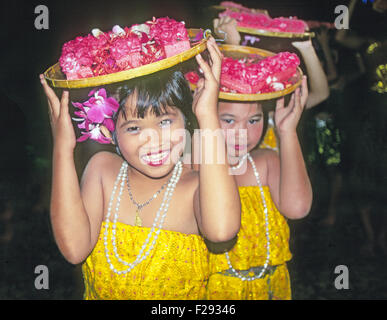 Sehr junge Thai-Mädchen in traditionellen Kostümen dienen Siamesische Nahrung bei einem Bankett in Bangkok Stockfoto