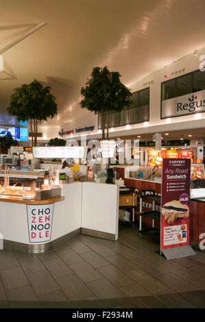 Innenraum der Autobahnraststätte Stockfoto