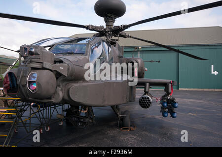 Vorderansicht einer britischen Armee Boeing AH-64 Apache Hubschrauber Stockfoto