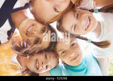 Direkt unter Aufnahme von fünf Mädchen spielen im Huddle, Bayern, Deutschland Stockfoto