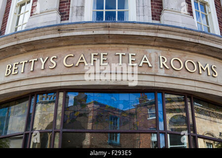 YORK, UK - 28. August 2015: Ein Zeichen für die berühmten Bettys Tea Rooms in York am 28. August 2015. Stockfoto