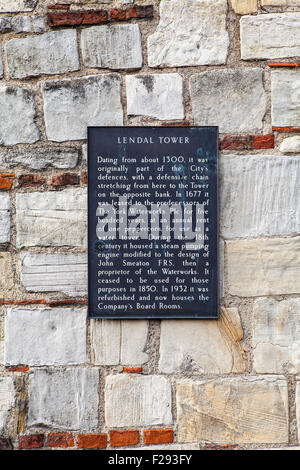 Eine Infotafel auf dem historischen Lendal Turm in York, England. Stockfoto