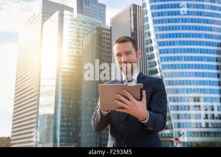 Geschäftsmann mit einem digitalen tablet Stockfoto