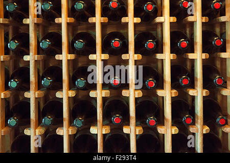 Weinflaschen im shop Stockfoto