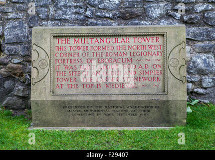 Eine Tafel über die Geschichte des alten Multangular Tower in York, England.  Der Turm war ursprünglich die Nord-West-co Stockfoto