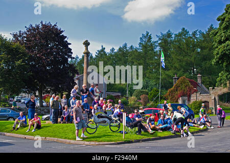 Zuschauer versammeln sich auf dem Dorfanger in Greystoke, Cumbria, um die Ankunft der Radfahrer in die Tour von Großbritannien 2015 erwarten Stockfoto