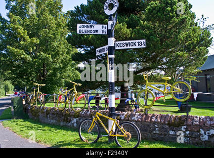 Dekorierte Fahrräder grenzt an Schülerinnen und Schüler der Spielplatz durch Wegweiser an Greystoke, Cumbria auf der Route der Tour von Großbritannien 2015 Stockfoto