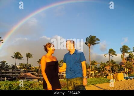 Zu zweit am Kaanapali Beach in der Nähe von Black Rock auf Maui mit Regenbogen Stockfoto