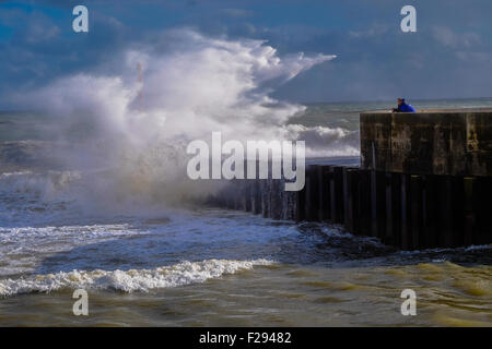 West Bay, Dorset, UK. 14. September 2015. Ein Fisher Mann sieht wie starkem Wind Böen bei bis zu 55 km/h und schwere Regenschauer batter der Südwestküste in West Bay auf Dorset Jurassic Coast. Bildnachweis: Tom Corban/Alamy Live-Nachrichten Stockfoto